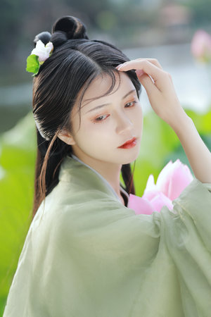 《新入职的女助理》